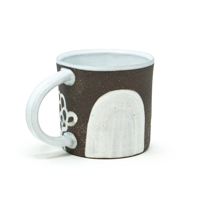 Ceramic mug with white pattern